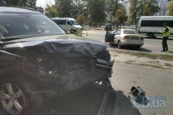 В Киеве на Ревуцкого Lanos врезался в припаркованный автомобиль, погиб водитель