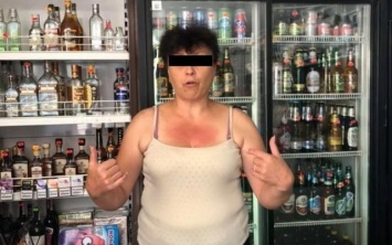 В Запорожье владельцы магазина избили ребенка, который клеил объявления