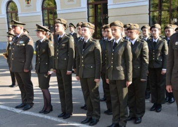 "Это своеобразный вызов": Киевский военный лицей начал обучат девушек