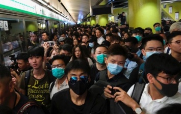 В Гонконге демонстранты перекрыли движение поездов метро