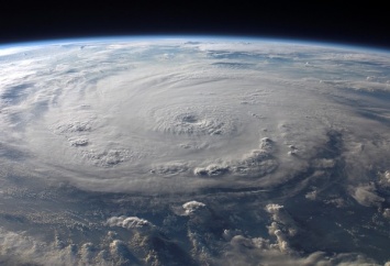 В США ураган "Дориан" достиг скорости 320 км/ч: видео последствий непогоды