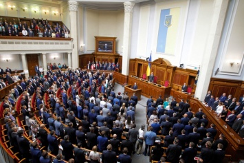 Новые депутаты начали со споров и демарша из-за коллизии с сессиями Рады