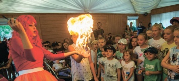 На жилмассиве Сокол в Днепре 1 сентября отпраздновали семейным фестивалем искусств