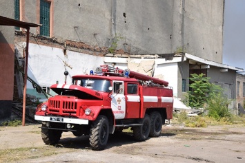 На Николаевщине четвертые сутки тушат пожар на бывшем мясокомбинате (ФОТО)
