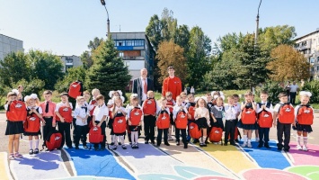 День знаний на Донбассе: торжественные линейки, подарки от хоккеистов, компьютерные классы от благотворителей