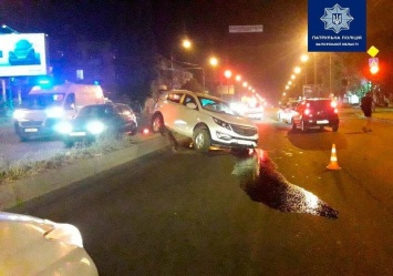 В центре Запорожья пьяный водитель влетел в отбойник