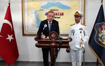 Эрдоган снялся на фоне карты, где греческие острова "принадлежат" Турции