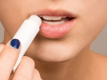 10 полезных способов использовать бальзам для губ не по назначению