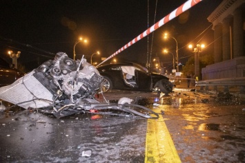 В Киеве на мосту Audi лоб в лоб столкнулся с Volkswagen: 3 пострадавших. ВИДЕО