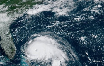 Охотники за ураганами сняли Дориан изнутри: потрясающее видео из "глаза" стихии