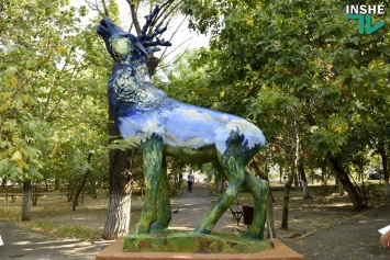 Николаевские меценаты восстановили скульптуру оленя в парке психбольницы, оформив ее по мотивам полотен Ван Гога