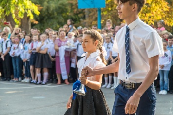 Тысячи первоклассников, караваи и заторы на дорогах: в одесских школах прозвенел первый звонок