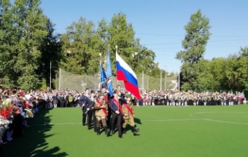 На одной школьной линейке в Петербурге выступил ОМОН, на другой - ученики с автоматами