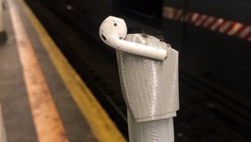 Владельцы AirPods массово теряют наушники в метро. Что происходит?