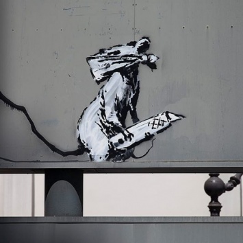 В центре Парижа похитили дорожный знак с рисунком Бэнкси