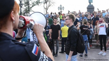 Комментарий: Протестующих в Москве преследуют, но без резких движений