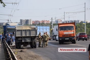 В Николаеве неуправляемая фура перекрыла полосу движения по Ингульскому мосту