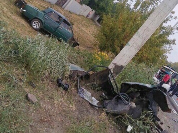 Влетели в столб: в Харькове машину разорвало на части