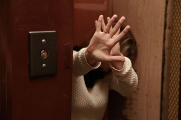 В Днепре мужчина напал на девушку в лифте и стал ее душить