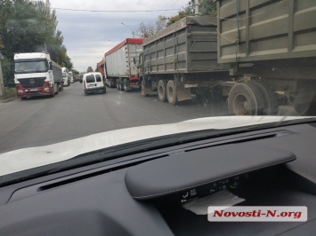 Движение по ул. Скороходова в Николаеве полностью заблокировано большегрузными автомобилями