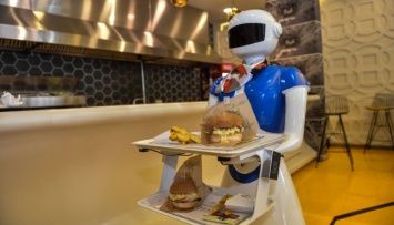 В стамбульском кафе клиентов обслуживает робот
