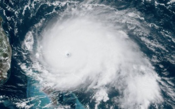 Ураган Дориан бьет молниями: метеорологи показали шокирующее видео из космоса