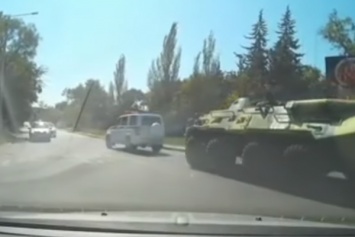 ''Туристы прут на БТРах'': в Крыму перепугались военной техники РФ на улицах