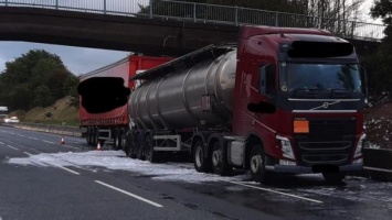 В Британии цистерна с джином на 32 тыс. литров попала в аварию и залила трассу