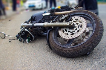 Жуткое ДТП в Киеве: мотоцикл протаранил легковушку. ВИДЕО