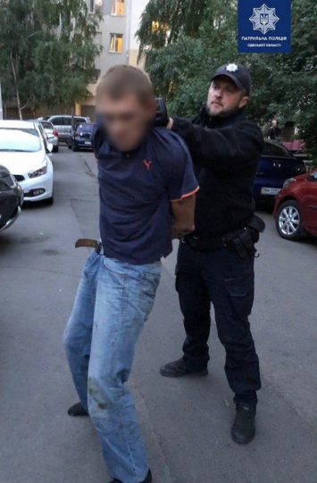 В Одессе наркоман крушил припаркованные машины: полиция ищет пострадавших