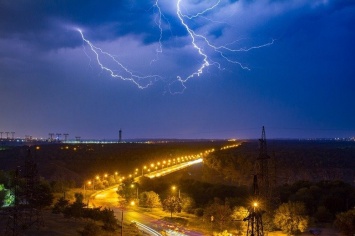 Запорожские фотографы сняли первую осеннюю грозу