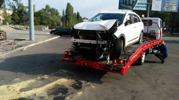 В Николаеве КIА слетел с дороги врезался в столб: пострадал водитель