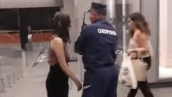 Охрана киевского ТРЦ не пустила девочку в туалет из-за того, что она была "не так одета"