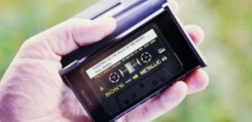 Sony выпустил новый Walkman. Он имитирует кассетный плеер: видео