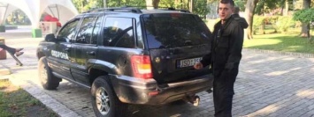 В Киеве автомобиль "охраны" катается по парку Шевченко