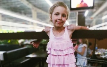 Жителей Николаева просят помочь девочке, которая упала с 3-хметровой высоты и сломала шею