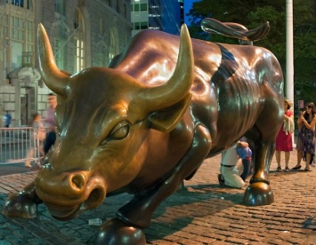 В Нью-Йорке вандал с банджо атаковал статую быка на Уолл-стрит