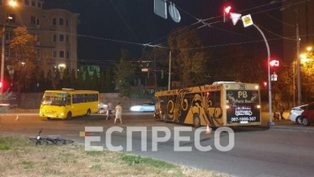 В Киеве из-за ДТП с участием маршрутки, велосипедистки и пати-буса заблокировано движение троллейбусов в направлении центра