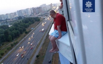 Рассказал ему о своей жизни. В Киеве полицейский отговорил самобийцу бросаться с 17-го этажа. Фото