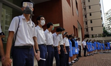 В Гонконге сотни школьников образовали "человеческие цепи" в поддержку антиправительственных демонстраций