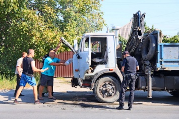 В Днепре на улице Передовой столкнулись ВАЗ с мотоциклом и загорелся КАМАЗ