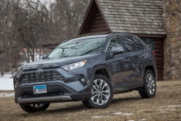 Очень «сырой» кроссовер: Водители назвали основные претензии к Toyota RAV4 российской сборки