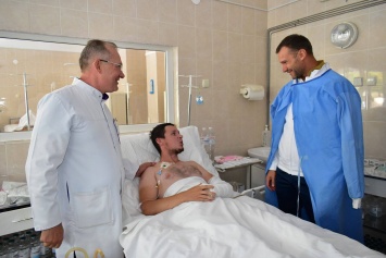Игроки сборной Украины в Днепре навестили раненых солдат