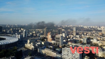 В центре Киева пожар - "Олимпийскую" окутало черным дымом