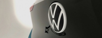 Volkswagen представил новый логотип: видео