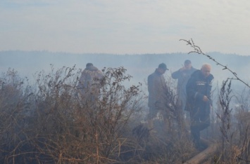 Под Харьковом на обстрелянном армейцами полигоне горят торфяники. Жители жалуются на невыносимую вонь