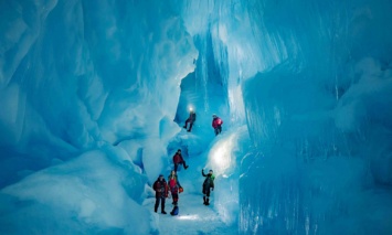 Украинские полярники нашли затерянную ледниковую пещеру в Антарктиде