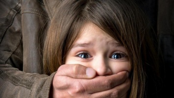 Педофил на свободе: полиция Днепра просит помощи в поисках напавшего на несовершеннолетнюю девочку