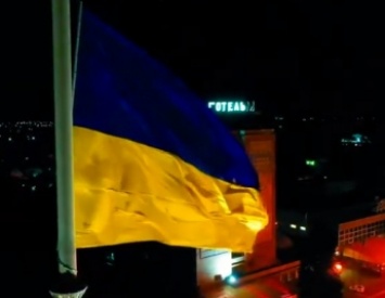 Флаг Украины на самом большом флагштоке в Запорожской области показали с высоты (видео)