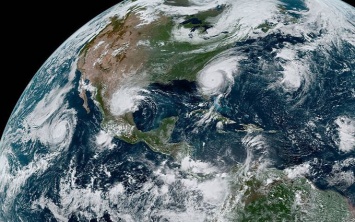 NASA показало одновременно четыре урагана на планете - яркое фото